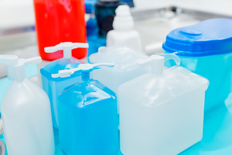 Equipment for sterilizing fluids and solvents in the pharmaceutical industry